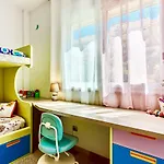 Charming With A Cozy Terrace Lejlighed *