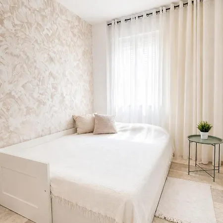 Appartement Spacious With Garden & Terrace